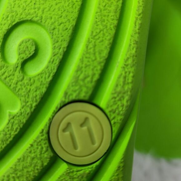 Crocs Chawaii Men's Size 11 Flip Flops Thongs Volt Green Beach Comfort - Picture 10 of 11